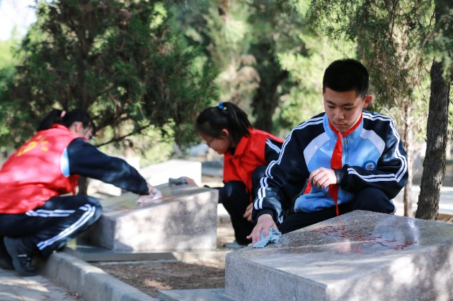 03——3月29日，甘肃省平凉市第四中学学生在平凉市烈士陵园擦拭烈士墓碑。.JPG